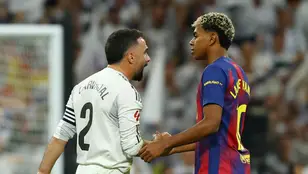 Dani Carvajal se dirige a Lamine Yamal en El Clásico