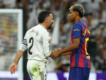 Dani Carvajal se dirige a Lamine Yamal en El Clásico