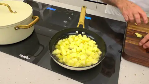 Fríe las patatas hasta que se hagan por dentro y se doren por fuera Fríe las patatas hasta que se hagan por dentro y se doren por fuera