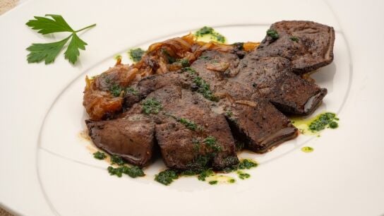H&iacute;gado de ternera con chalotas caramelizadas: una bomba de nutrientes de Joseba Argui&ntilde;ano