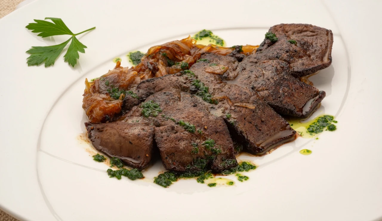 Hígado de ternera con chalotas caramelizadas: una bomba de nutrientes de Joseba Arguiñano