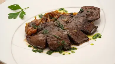 Hígado de ternera con chalotas caramelizadas: una bomba de nutrientes de Joseba Arguiñano Hígado de ternera con chalotas caramelizadas: una bomba de nutrientes de Joseba Arguiñano