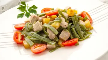 Ensalada de judías verdes con bonito, de Karlos Arguiñano: "Distinta, rica, fácil de hacer y con mucha sustancia" Ensalada de judías verdes con bonito, de Karlos Arguiñano: "Distinta, rica, fácil de hacer y con mucha sustancia"