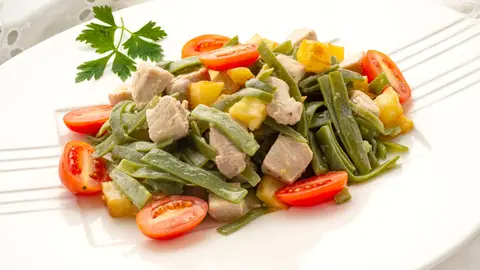 Ensalada de judías verdes con bonito, de Karlos Arguiñano: "Distinta, rica, fácil de hacer y con mucha sustancia" Ensalada de judías verdes con bonito, de Karlos Arguiñano: "Distinta, rica, fácil de hacer y con mucha sustancia"