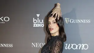 Dulceida disfrazada de La Cosa de Miércoles para Halloween