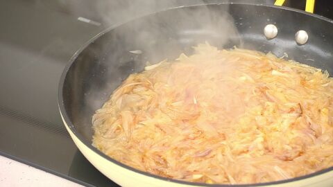 Introduce las chalotas y rehógalas a fuego suave durante 60 minutos