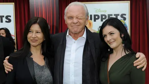 Anthony Hopkins con su mujer Stella Arroyave y su hija Abigail Hopkins  Anthony Hopkins con su mujer Stella Arroyave y su hija Abigail Hopkins