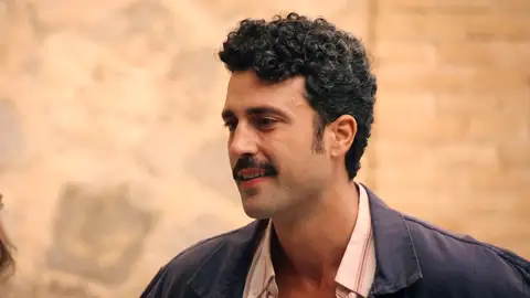 Carmen se reencuentra en la fábrica con David, su primer novio: ¿se lo contará Tasio?  Carmen se reencuentra en la fábrica con David, su primer novio: ¿se lo contará Tasio?