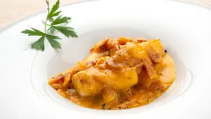 Karlos Arguiñano elabora puerros a la carbonara: "Una receta muy bonita, rica y fácil de hacer"