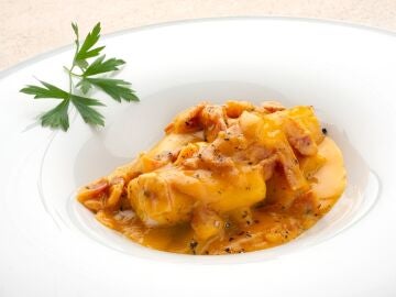 Karlos Argui&ntilde;ano elabora puerros a la carbonara: "Una receta muy bonita, rica y f&aacute;cil de hacer"