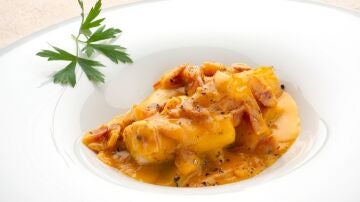 Karlos Arguiñano elabora puerros a la carbonara: "Una receta muy bonita, rica y fácil de hacer"