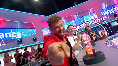 El guiño a Chenoa con el que Ricky Merino celebra su triplete de plenos en La Pista El guiño a Chenoa con el que Ricky Merino celebra su triplete de plenos en La Pista