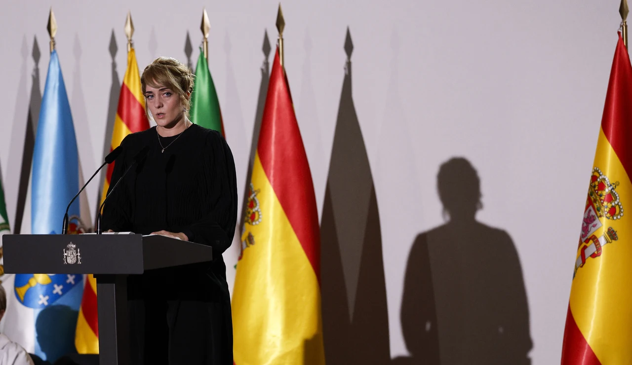 Virginia Ortiz Riquelme, familiar de víctimas de las inundaciones en la localidad de Letur (Albacete), interviene en el funeral de Estado por las 237 víctimas de la dana celebrado este miércoles en Valencia con motivo del primer aniversario de la tragedia