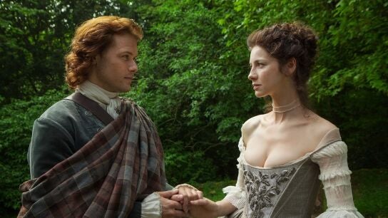 Sam Heughan y Caitriona Balfe en la boda de Jamie y Claire en Outlander