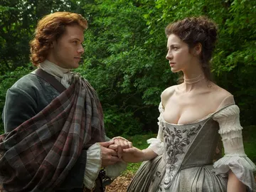 Sam Heughan y Caitriona Balfe en la boda de Jamie y Claire en Outlander Sam Heughan y Caitriona Balfe en la boda de Jamie y Claire en Outlander