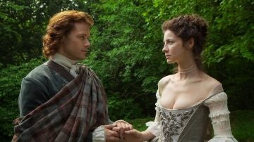Sam Heughan y Caitriona Balfe en la boda de Jamie y Claire en Outlander Sam Heughan y Caitriona Balfe en la boda de Jamie y Claire en Outlander