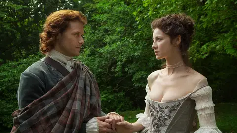Sam Heughan y Caitriona Balfe en la boda de Jamie y Claire en Outlander Sam Heughan y Caitriona Balfe en la boda de Jamie y Claire en Outlander