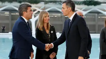 Saludo entre Sánchez y Mazón Saludo entre Sánchez y Mazón