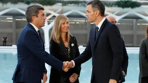 Saludo entre Sánchez y Mazón Saludo entre Sánchez y Mazón