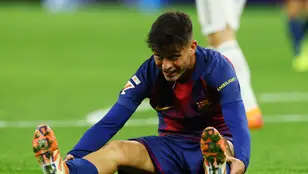 Pedri se duele tras una acción en el Clásico del Bernabéu