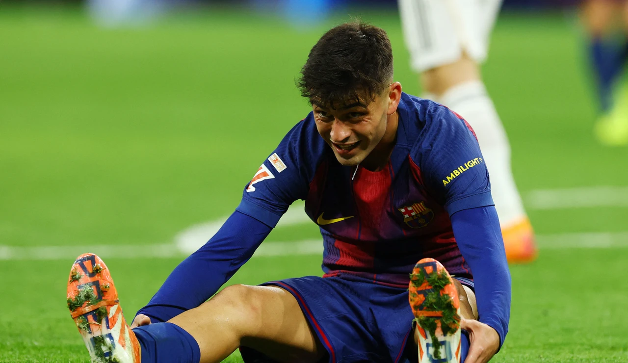 Pedri se duele tras una acción en el Clásico del Bernabéu