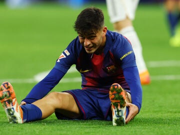 Pedri se duele tras una acci&oacute;n en el Cl&aacute;sico del Bernab&eacute;u