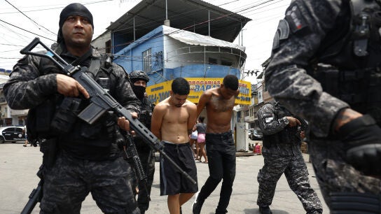Polic&iacute;a de R&iacute;o traslada a un grupo en un operativo