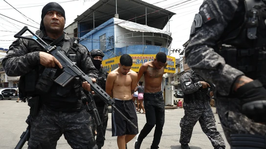 Policía de Río traslada a un grupo en un operativo Policía de Río traslada a un grupo en un operativo