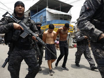 Policía de Río traslada a un grupo en un operativo