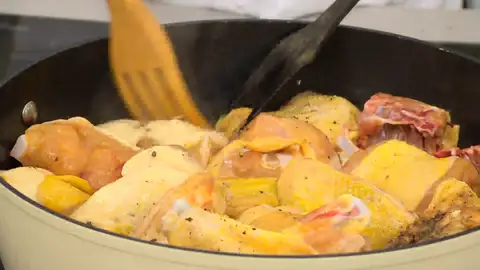 Salpimienta el pollo, introdúcelo en la tartera y rehógalo Salpimienta el pollo, introdúcelo en la tartera y rehógalo