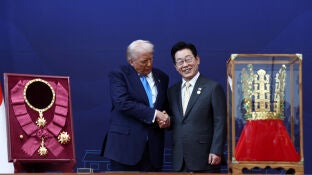 Donald Trump saluda al presidente de Corea del Sur, Lee Jae-myung. 