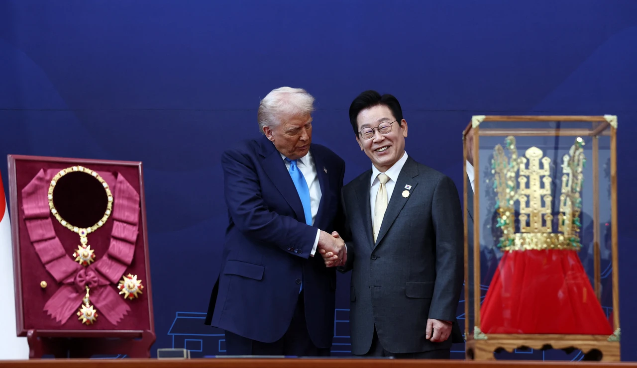 Donald Trump saluda al presidente de Corea del Sur, Lee Jae-myung.