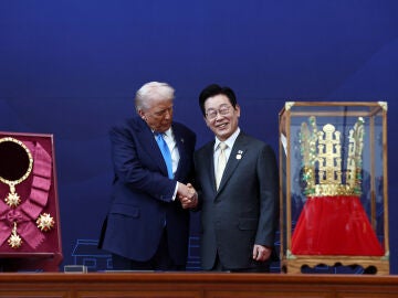 Donald Trump saluda al presidente de Corea del Sur, Lee Jae-myung. 