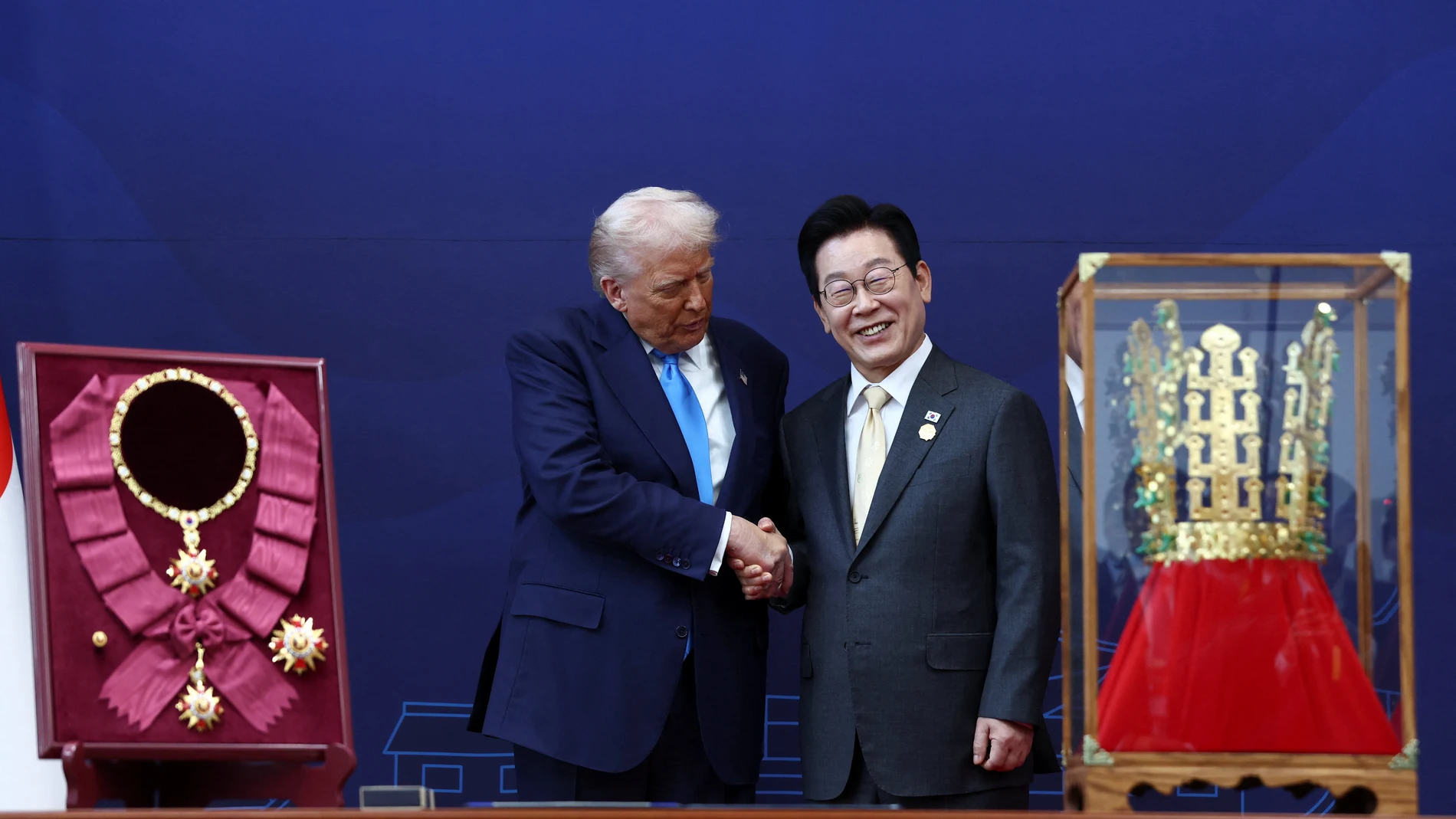 Donald Trump saluda al presidente de Corea del Sur, Lee Jae-myung.  Donald Trump saluda al presidente de Corea del Sur, Lee Jae-myung.