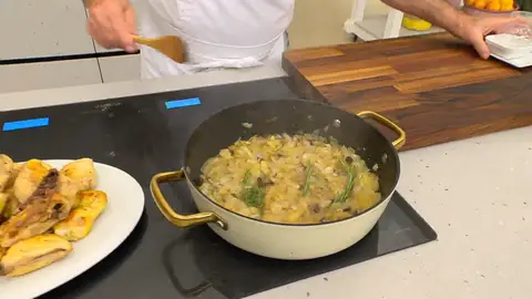 Agrega las ramas de romero y el tomillo Agrega las ramas de romero y el tomillo