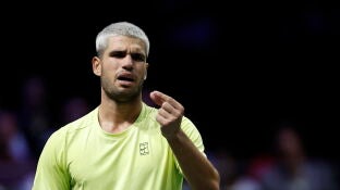 Carlos Alcaraz gesticula en su partido ante Cameron Norrie en Par&iacute;s