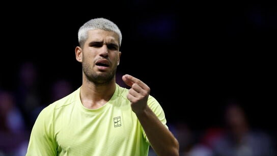 Carlos Alcaraz gesticula en su partido ante Cameron Norrie en Par&iacute;s