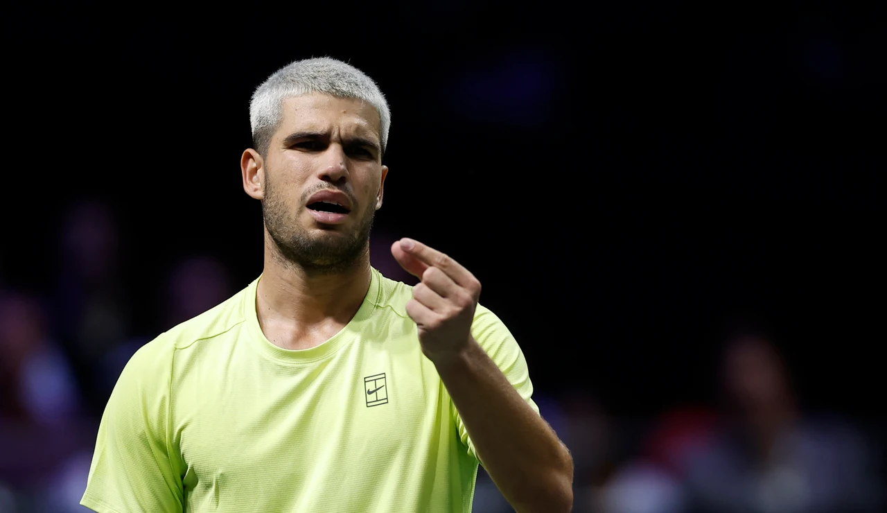 Carlos Alcaraz gesticula en su partido ante Cameron Norrie en París