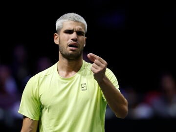 Carlos Alcaraz gesticula en su partido ante Cameron Norrie en París