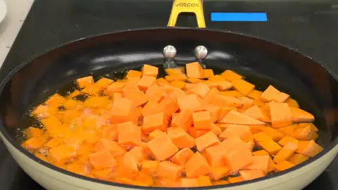 Pela los boniatos, córtalos en dados, introdúcelos en la sartén y fríelos Pela los boniatos, córtalos en dados, introdúcelos en la sartén y fríelos