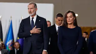 os reyes Felipe VI y Letizia a su llegada al funeral de Estado por las 237 víctimas de la dana celebrado este miércoles en Valencia con motivo del primer aniversario de la tragedia