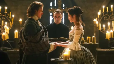 Sam Heughan y Caitriona Balfe en la boda de Jamie y Claire en la temporada 1 de Outlander Sam Heughan y Caitriona Balfe en la boda de Jamie y Claire en la temporada 1 de Outlander