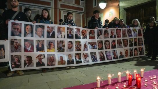 Cartel con im&aacute;genes de fallecidos durante una conmemoraci&oacute;n por las v&iacute;ctimas de la DANA en Valencia
