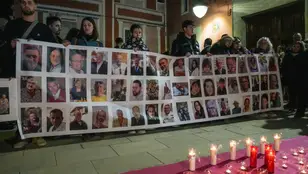 Cartel con imágenes de fallecidos durante una conmemoración por las víctimas de la DANA en Valencia