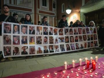 Cartel con im&aacute;genes de fallecidos durante una conmemoraci&oacute;n por las v&iacute;ctimas de la DANA en Valencia