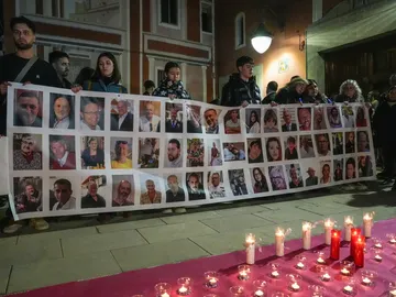 Cartel con imágenes de fallecidos durante una conmemoración por las víctimas de la DANA en Valencia Cartel con imágenes de fallecidos durante una conmemoración por las víctimas de la DANA en Valencia