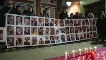 Cartel con imágenes de fallecidos durante una conmemoración por las víctimas de la DANA en Valencia Cartel con imágenes de fallecidos durante una conmemoración por las víctimas de la DANA en Valencia