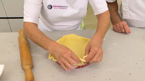 Cubre un molde de fondo desmontable con la masa y pincha la base con un tenedor Cubre un molde de fondo desmontable con la masa y pincha la base con un tenedor