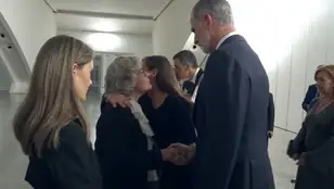 Los reyes saludan a los familiares