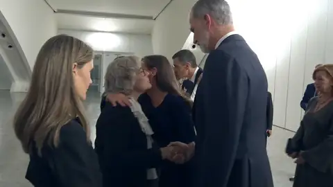 Los reyes saludan a los familiares Los reyes saludan a los familiares